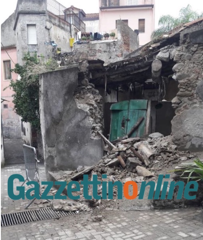 Calatabiano, crolla vecchia abitazione disabitata in via Dominici