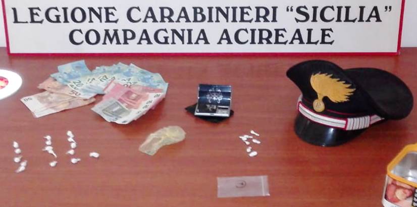 Aci Catena, spacciava “coca” dai domiciliari: arrestato