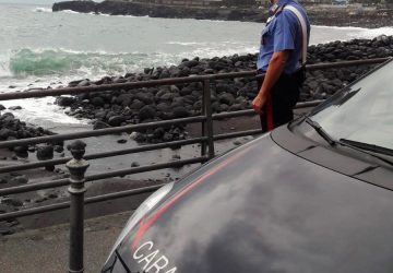 Catania, tenta suicidio gettandosi in mare: salvata dai carabinieri