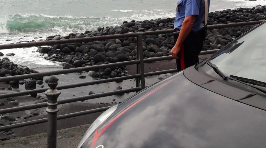 Catania, tenta suicidio gettandosi in mare: salvata dai carabinieri