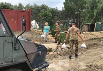 Alluvione nel Catanese: l'esercito consegna generi alimentari alla popolazione