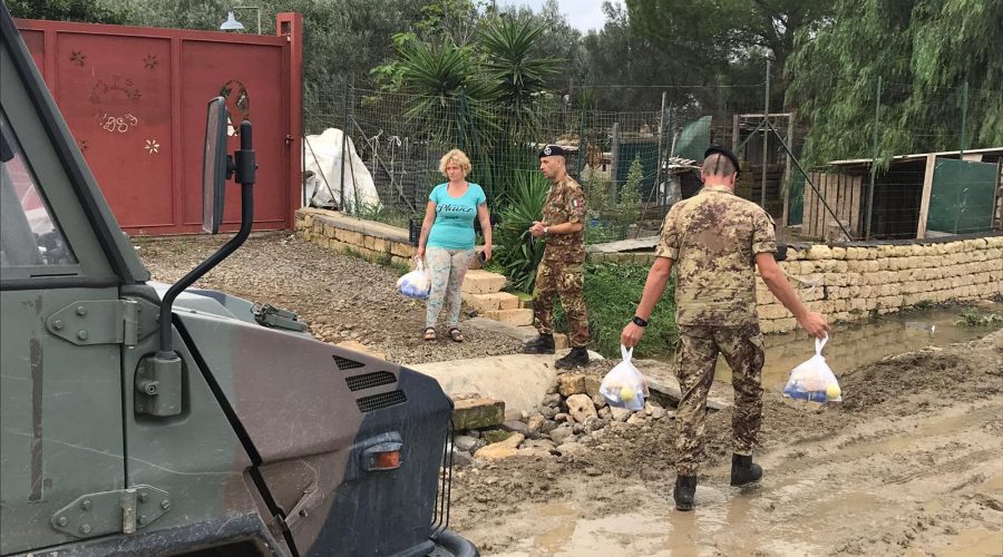 Alluvione nel Catanese: l’esercito consegna generi alimentari alla popolazione
