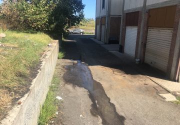 Giarre, liquami fognari tra le case di via Liguria