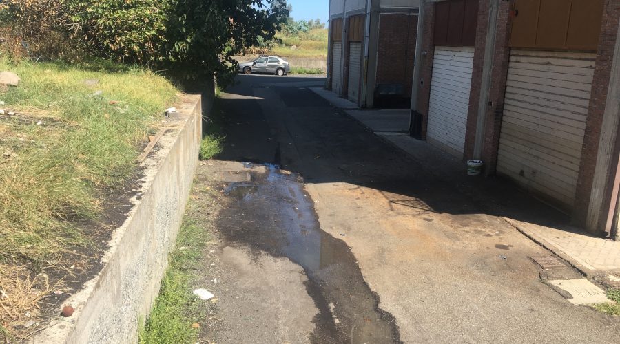 Giarre, liquami fognari tra le case di via Liguria
