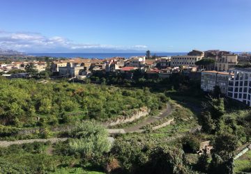 Giarre, torrente Macchia, una gigantesca pattumiera. Allarme incendi per la vegetazione incolta