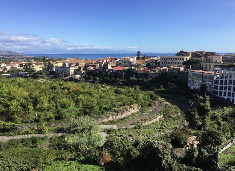 Giarre, torrente Macchia, una gigantesca pattumiera. Allarme incendi per la vegetazione incolta