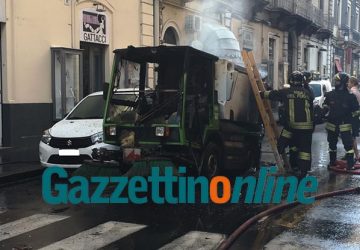 Catania, paura in via Umberto: a fuoco una spazzatrice. Danneggiata anche un'auto in sosta VIDEO