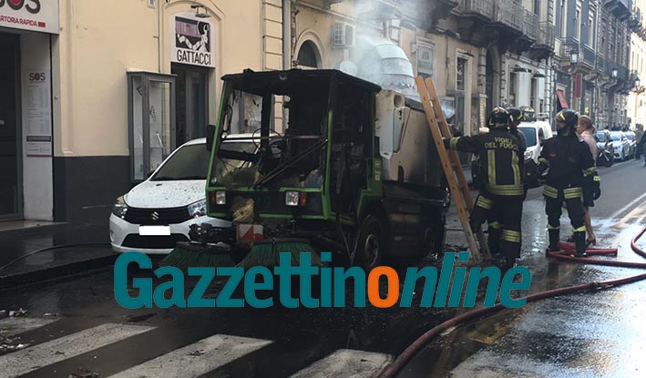 Catania, paura in via Umberto: a fuoco una spazzatrice. Danneggiata anche un’auto in sosta VIDEO