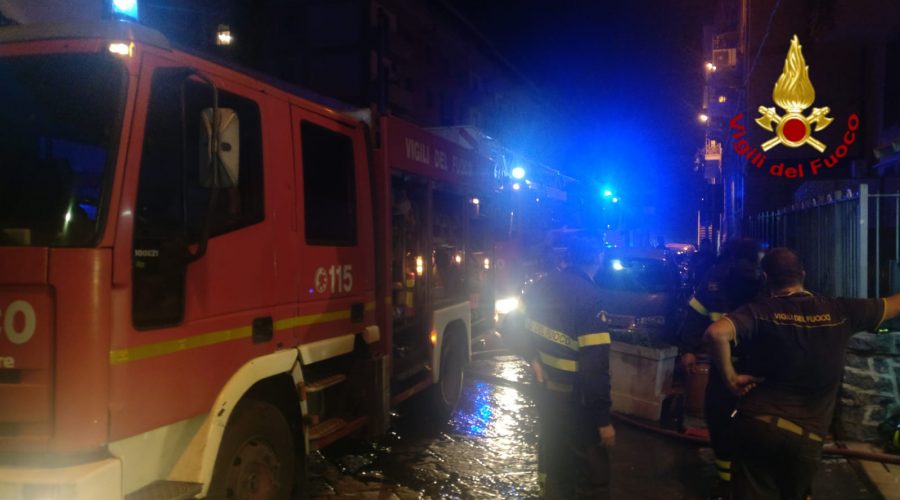 Riposto, a fuoco Fiat Punto sul corso Italia