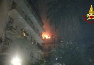 Catania, incendio si sviluppa in appartamento: in salvo una famiglia VIDEO