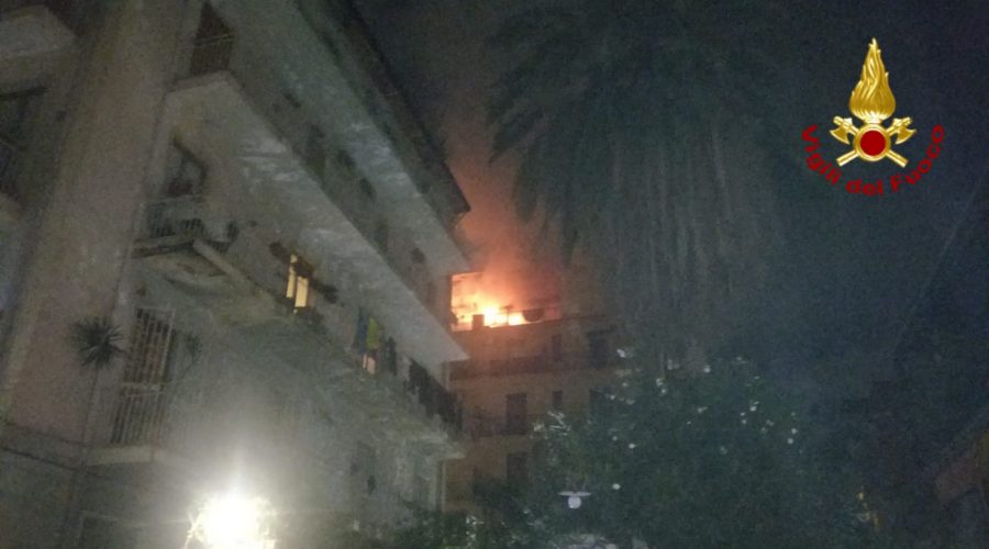 Catania, incendio si sviluppa in appartamento: in salvo una famiglia VIDEO