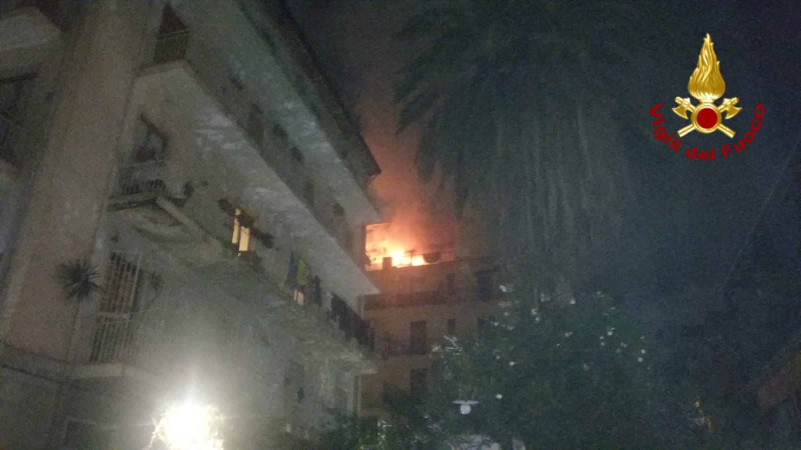 Catania, incendio si sviluppa in appartamento: in salvo una famiglia VIDEO