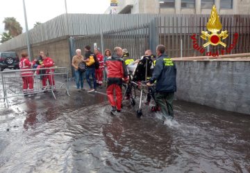 Anziana cade a terra e non riesce ad alzarsi. Soccorsa dai vigili del fuoco