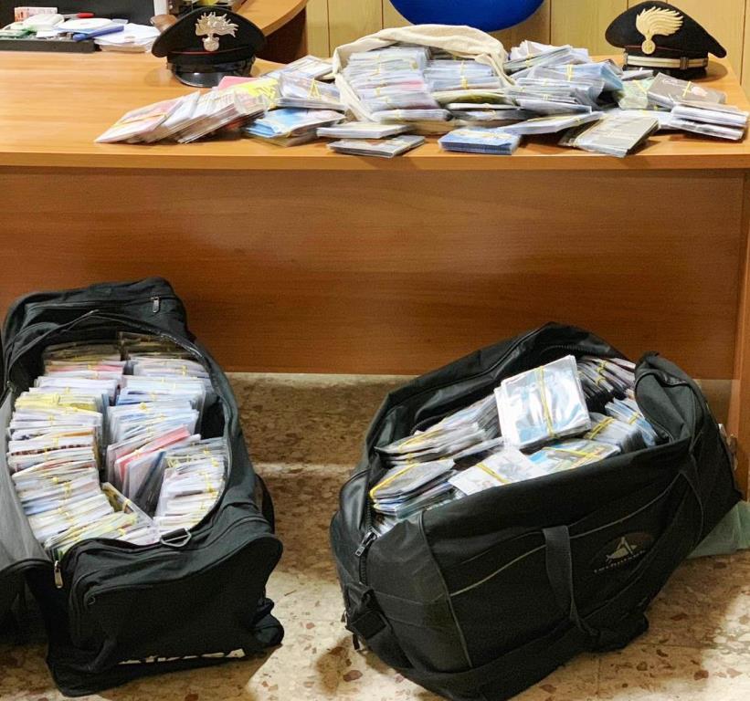 Catania, sequestrati 8 mila dvd contraffatti: denunciato un senegalese