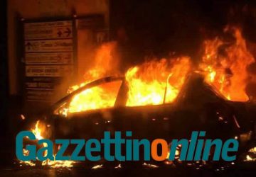 Sant&rsquo;Alfio, incendio auto nel cuore della notte