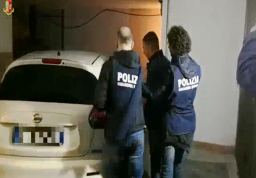 Catania, nel muro un Kalashnikov e del tritolo: in manette 44enne