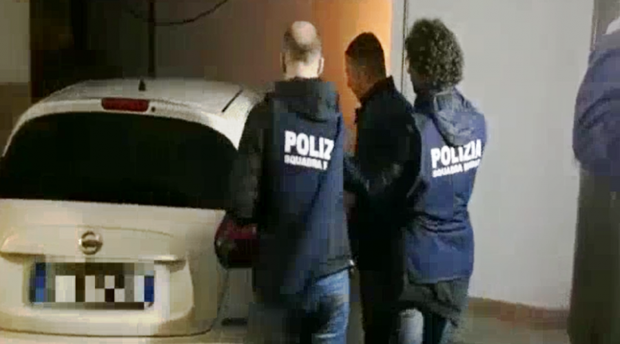 Catania, nel muro un Kalashnikov e del tritolo: in manette 44enne