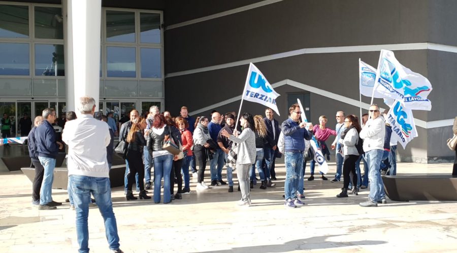 Supermercati “Spaccio alimentare”, continua lo sciopero dei lavoratori indetto da Ugl terziario davanti l’ingresso di “Centro Sicilia”