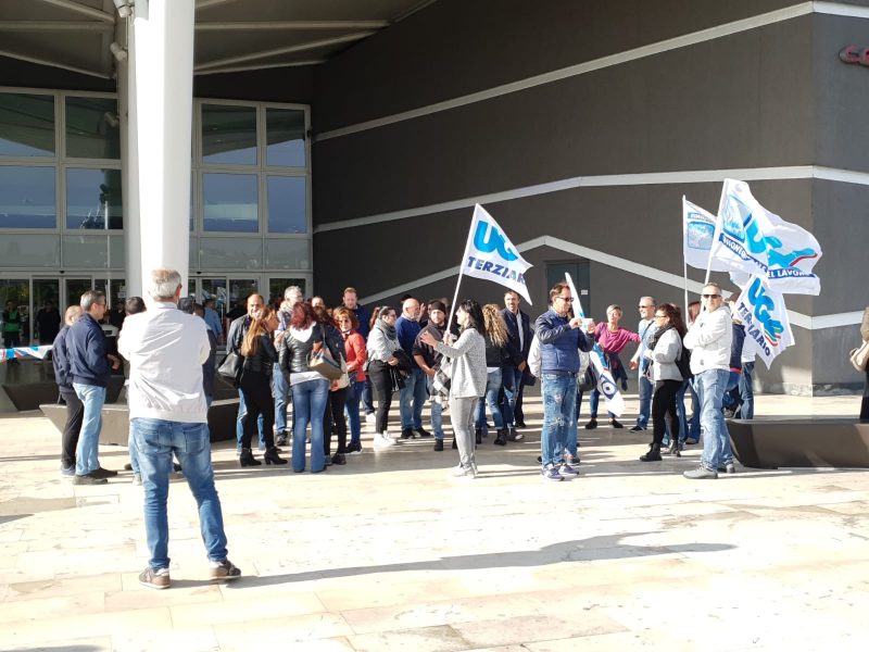 Supermercati “Spaccio alimentare”, continua lo sciopero dei lavoratori indetto da Ugl terziario davanti l’ingresso di “Centro Sicilia”