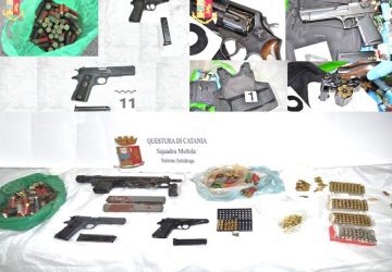 Catania, scovato un arsenale in una tomba al cimitero