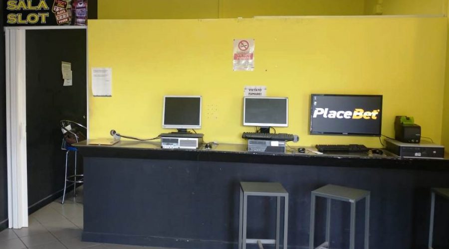 Santa Venerina, sequestrati in un bar slot machine illegali e totem