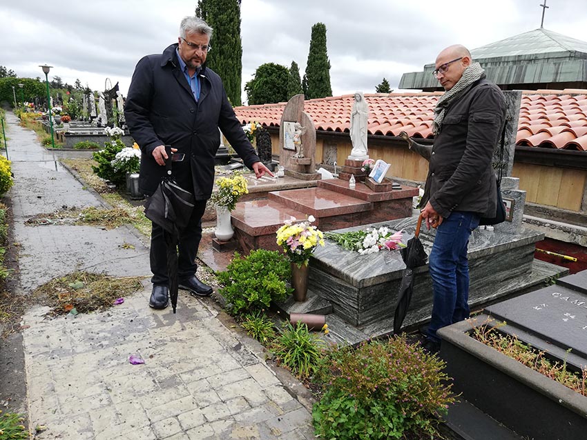 Pedara, cimtero vandalizzato e depredato di oltre mille vasetti in finto rame