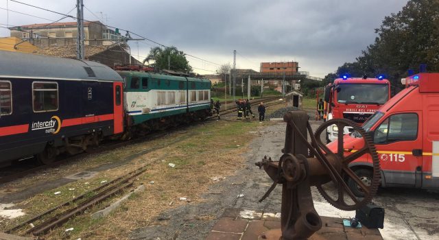 Paura su un treno Intercity a Fiumefreddo: fumo nel locomotore VIDEO FOTO