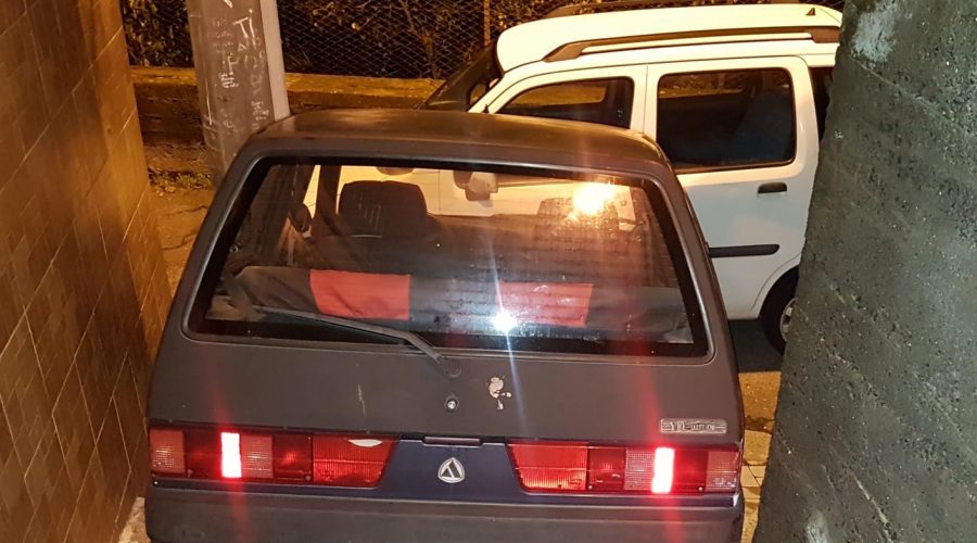 Macchia, tenta di rubare auto e provoca due incidenti: ferita una donna