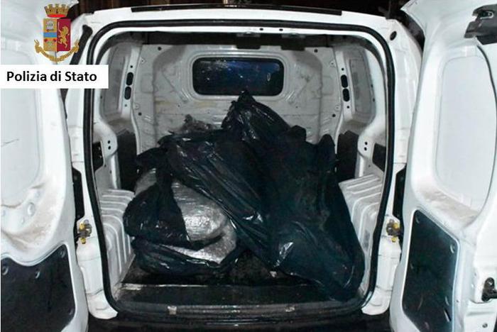 Beccato con 51 kg di marijuana: arrestato 25enne