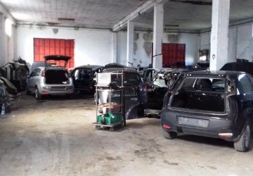 Scoperto deposito per il riciclaggio di auto rubate: due arresti. Trovati pezzi di ben 35 auto