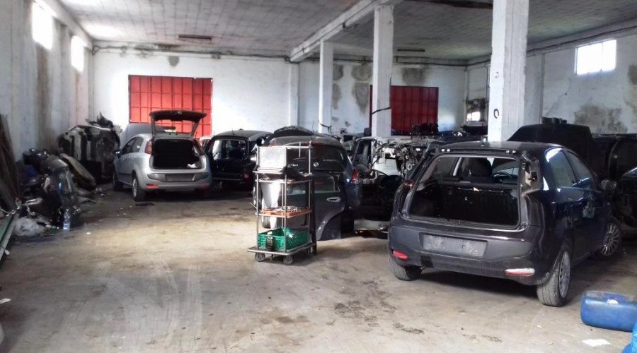 Scoperto deposito per il riciclaggio di auto rubate: due arresti. Trovati pezzi di ben 35 auto