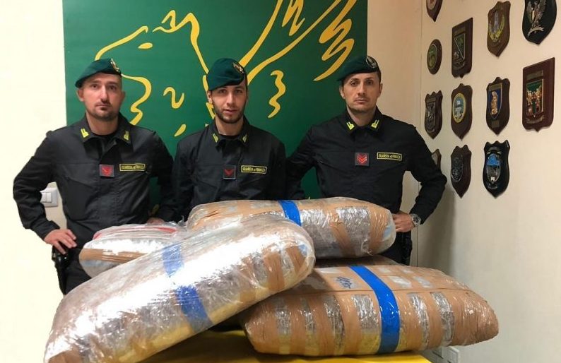 Sequestrati a Belpasso 142 kg di marijuana. Arrestati due trafficanti