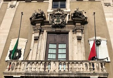 Catania, Giornata mondiale contro la violenza sulle donne: bandiere a mezz&rsquo;asta al Comune