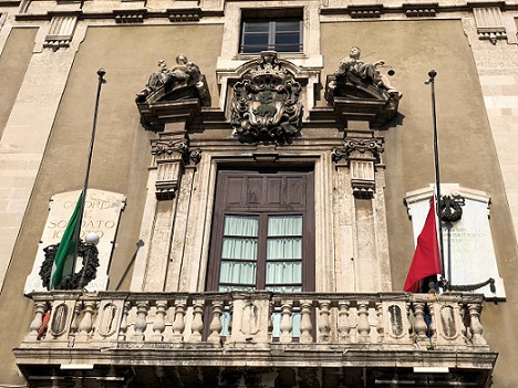 Catania, Giornata mondiale contro la violenza sulle donne: bandiere a mezz’asta al Comune