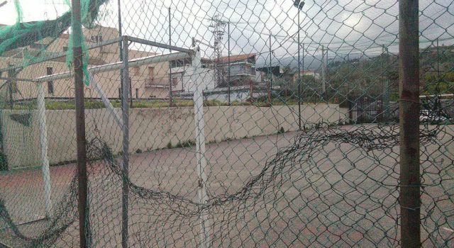 Fiumefreddo, la minoranza chiede il ripristino della sicurezza della villa comunale e del campetto di Feudogrande