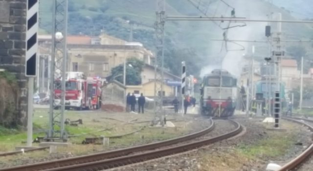 Paura su un treno Intercity a Fiumefreddo: fumo nel locomotore VIDEO FOTO