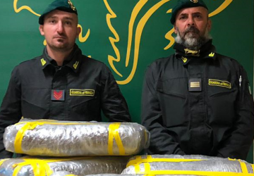 Catania, fermati due corrieri con 45 kg di marijuana