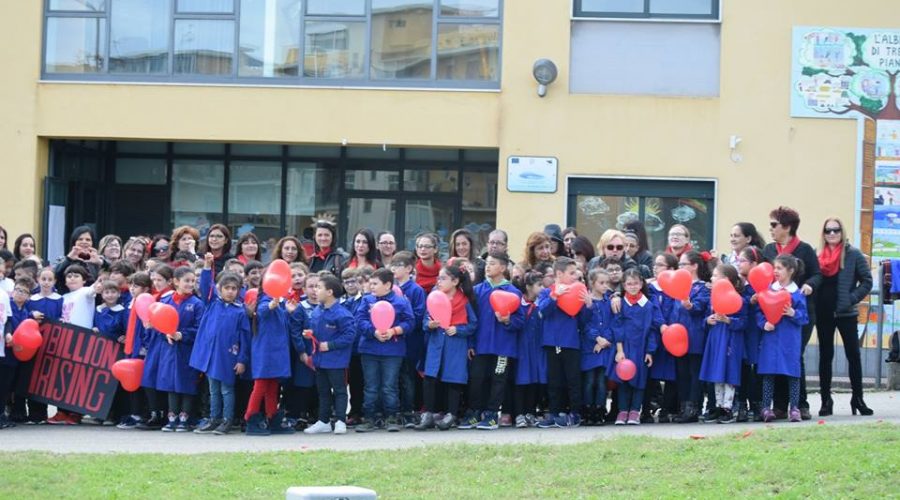 Flash mob degli alunni del “Mons. Alessi” di Giarre contro ogni forma di abuso