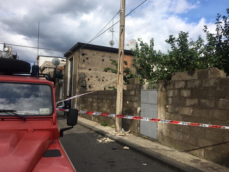 Giarre, intervento dei vigili del fuoco per un palo della luce che "perde pezzi"