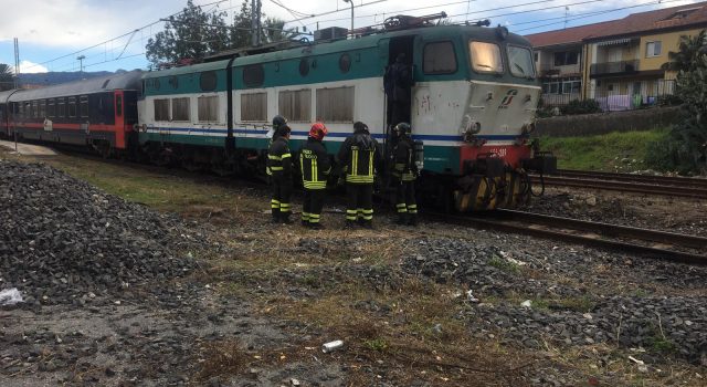 Paura su un treno Intercity a Fiumefreddo: fumo nel locomotore VIDEO FOTO