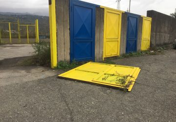 San Giovanni Montebello, cancello del campo sportivo spazzato dal vento
