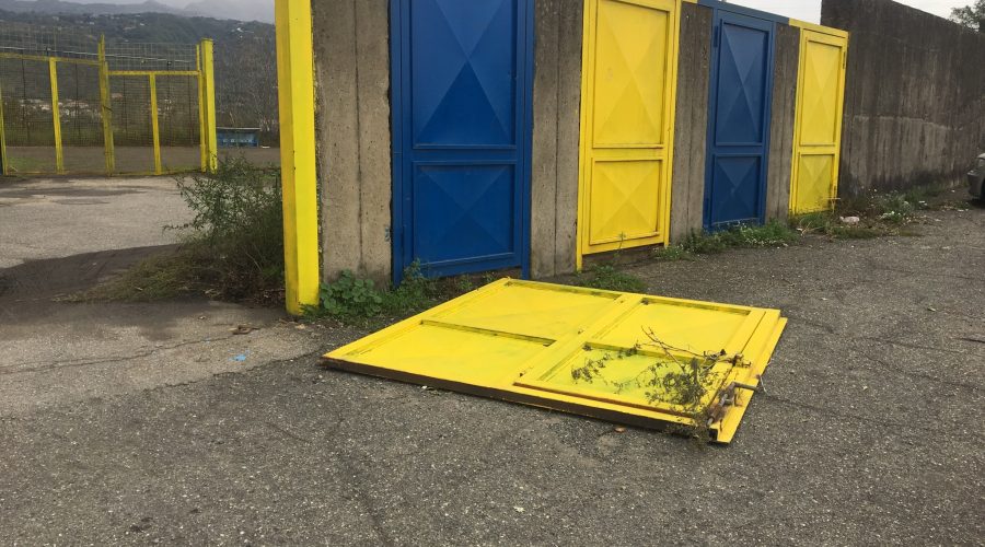 San Giovanni Montebello, cancello del campo sportivo spazzato dal vento