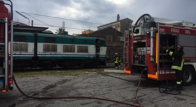 Paura su un treno Intercity a Fiumefreddo: fumo nel locomotore VIDEO FOTO