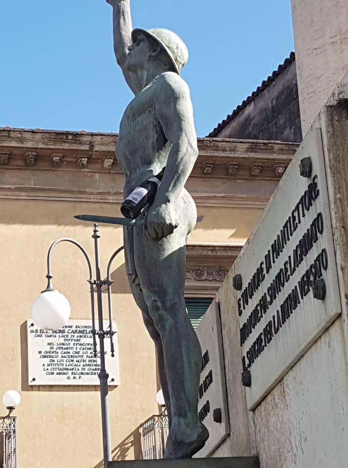 Giarre oltraggiato il monumento ai Caduti nell’indifferenza del Comune