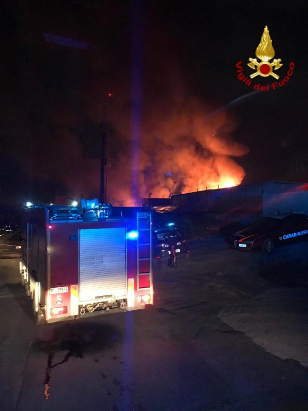 Incendio in un capannone a San Cristoforo a Catania VD