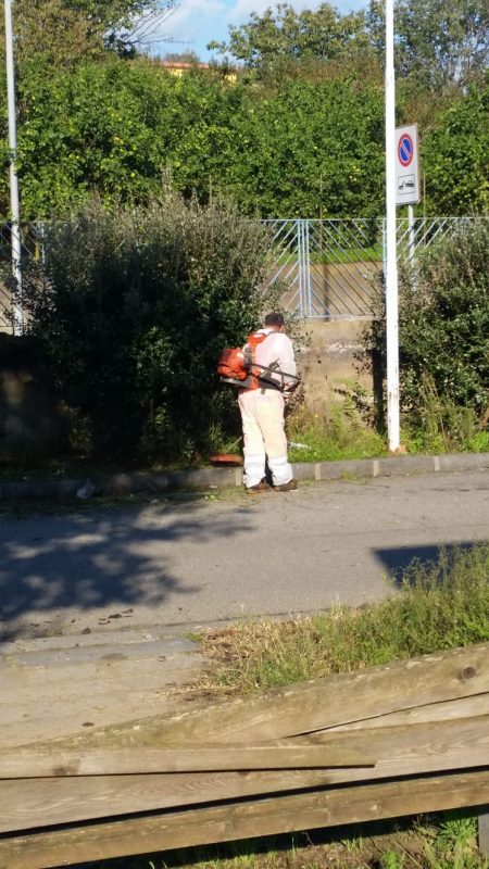 Giarre, ripulite le aree a verde dell’ospedale