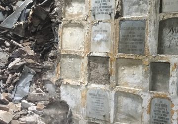 Commemorazione  &ldquo;horror&rdquo; al cimitero di Giarre tra bare aperte e tombe allagate VD