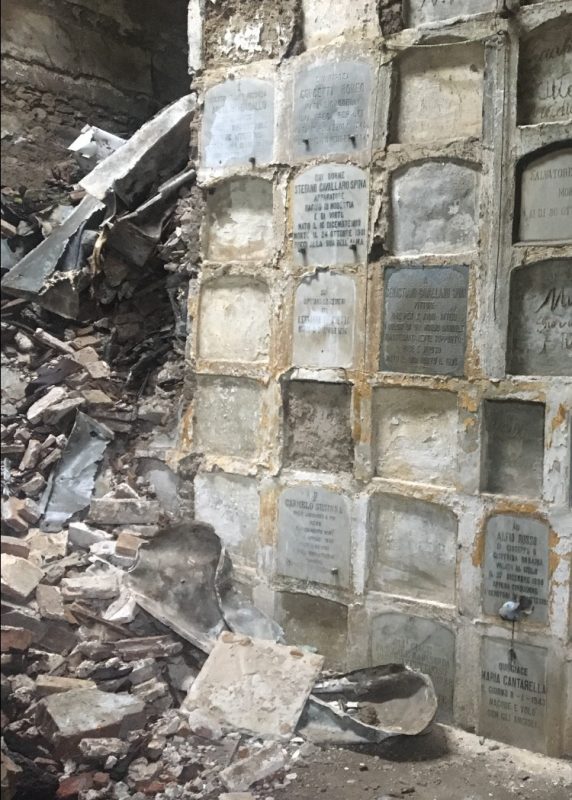 Commemorazione  “horror” al cimitero di Giarre tra bare aperte e tombe allagate VD