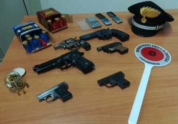 Librino, in casa con 2 chili di cocaina, armi e munizioni: arrestato