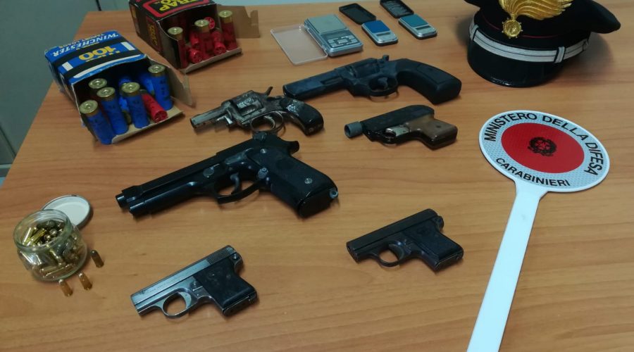 Librino, in casa con 2 chili di cocaina, armi e munizioni: arrestato